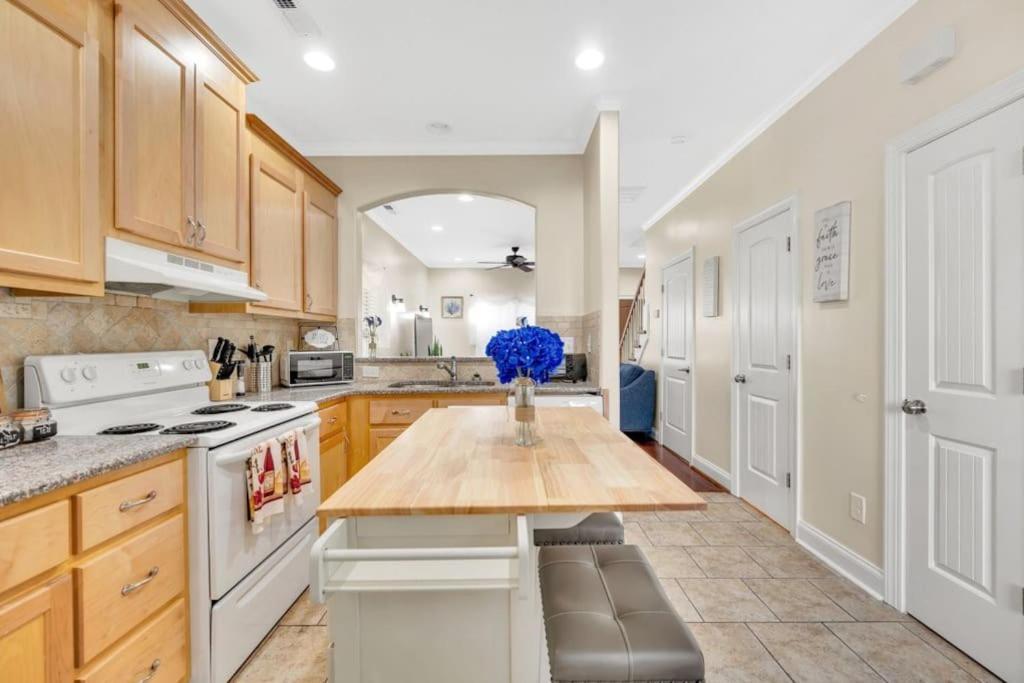 康科德Cozy 2B Townhouse King Bed Free Parking Tv In Brs别墅 外观 照片