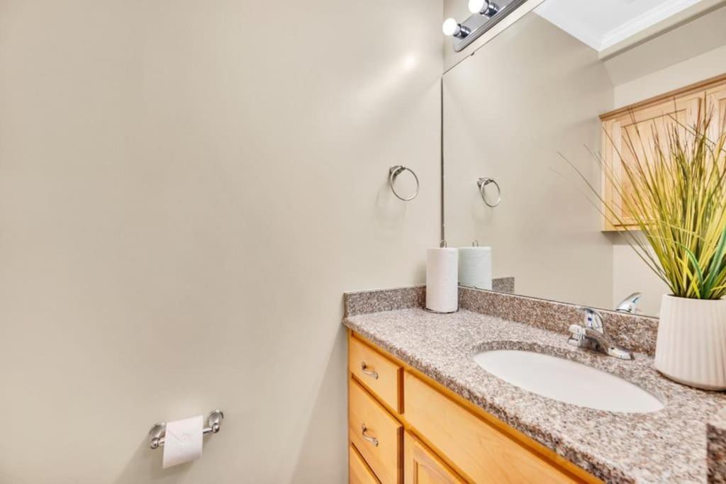 康科德Cozy 2B Townhouse King Bed Free Parking Tv In Brs别墅 外观 照片
